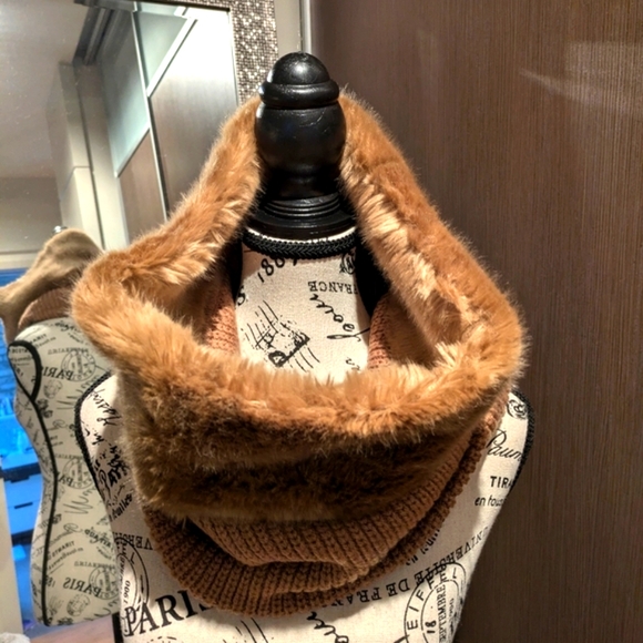 Banana Republic faux fur scarf - Picture 2 of 6